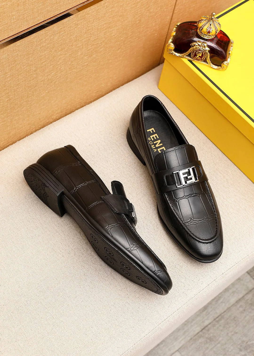 Men's shoes 💰460 💐 Product trademark: FENDI [Fendi] casual leather shoes Regular size: 39-44 (38.45🉑️customized) Product materials: Selected imported first-layer calfskin embossed upper + luxury hardware buckle, imported cowhide leather lining. Strong three-dimensional visual effect, original outsole color: 1⃣️color optional